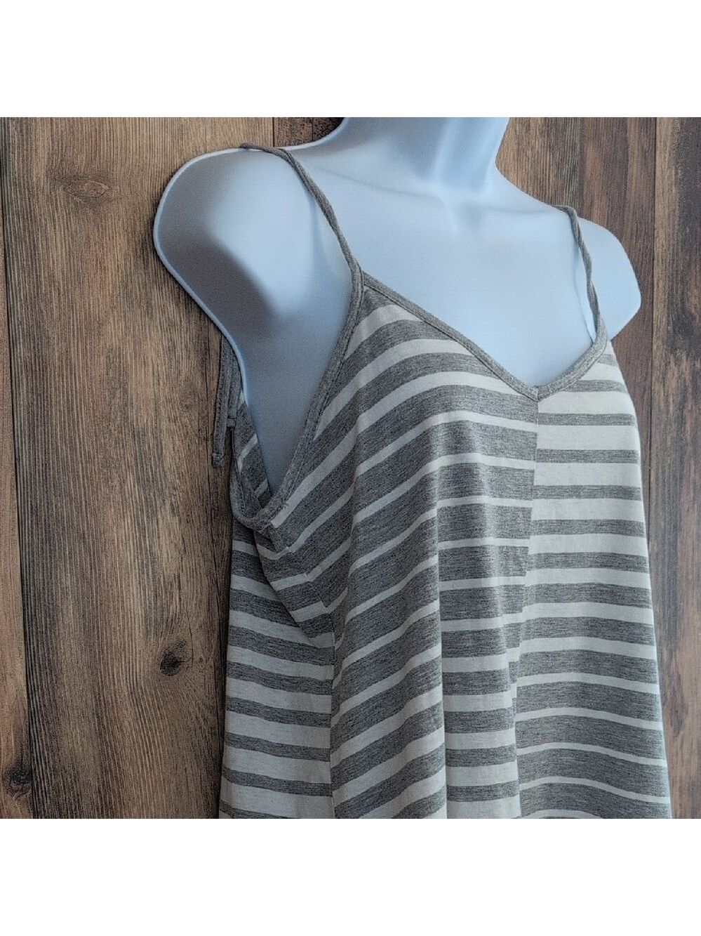 Daytrip Heather Gray and White Striped Tank Top M              -809K